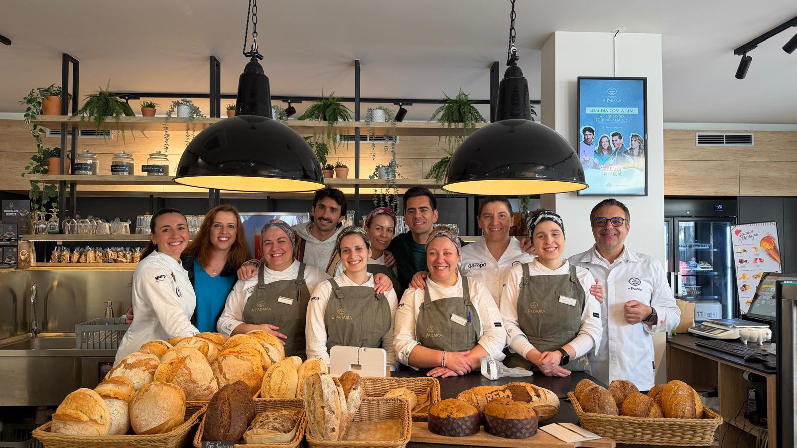 A equipa da Padaria Pão de Gimonde na sua loja, com os seus pães e folares