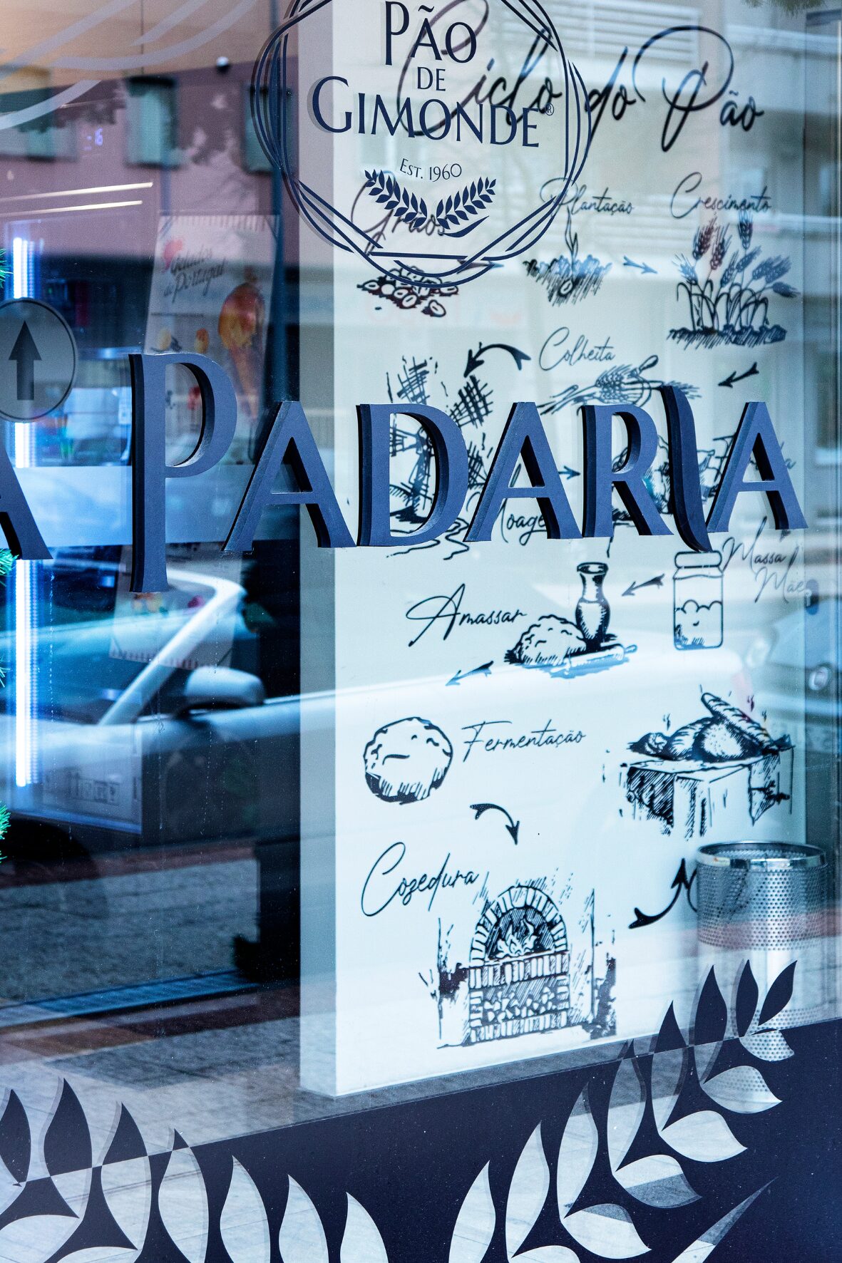 Janela da Loja, com logotipo