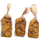 Três saquinhos com a temática de natal com mini bolinhos tradicionais
