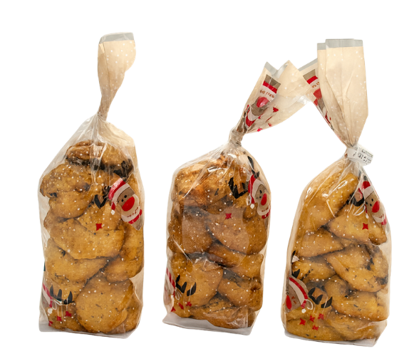 Três saquinhos com a temática de natal com mini bolinhos tradicionais