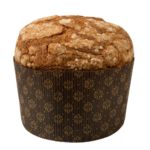 Panettone com crosta de açúcar e com uma forma de papel castanha