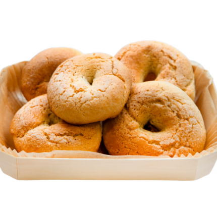 Biscoitos tradicionais com um buraco no meio numa caixa de madeira fina