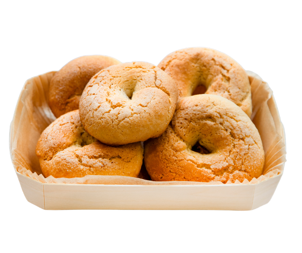 Biscoitos tradicionais com um buraco no meio numa caixa de madeira fina