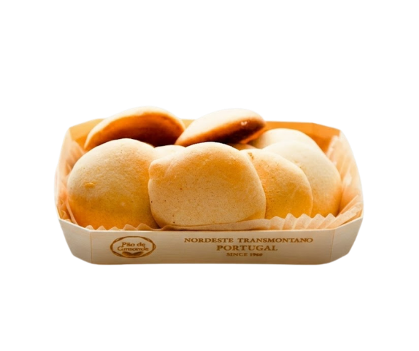 Pequenos bolos tradicionais colocados numa caixa de madeira fina