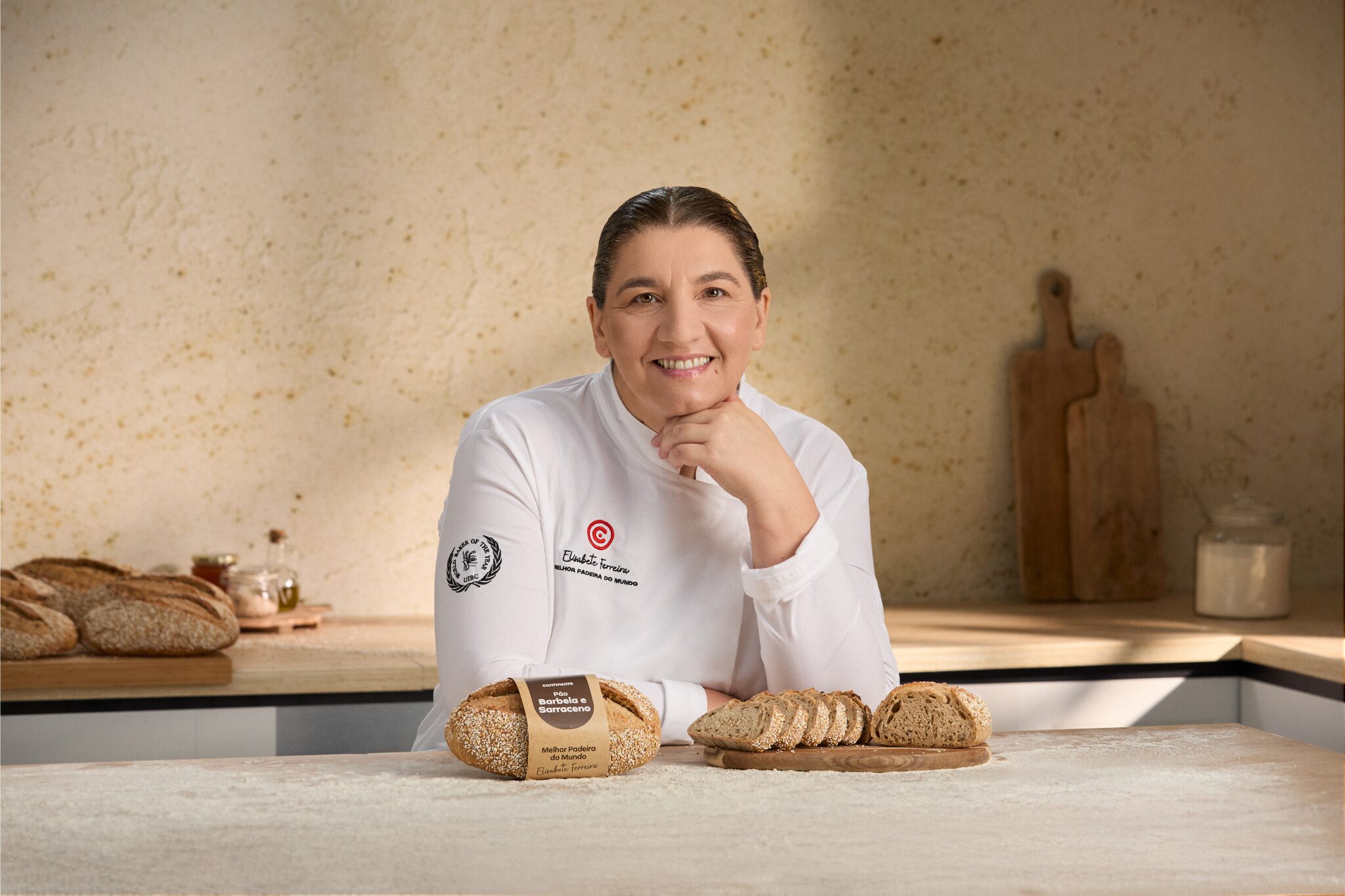 Melhor Padeira do Mundo Elisabete Ferreira, numa bonita cozinha, com o Pão de Barbela e Sarraceno
